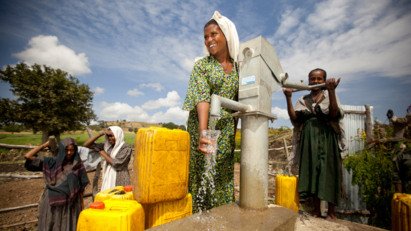 Bring water and. Колодец в Африке. Charity: Water. Колодец в Африке счастье. Фото Африки о колодцах.